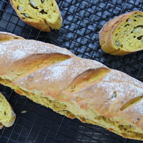 Curry-Kurkuma-Kürbiskern Baguettes